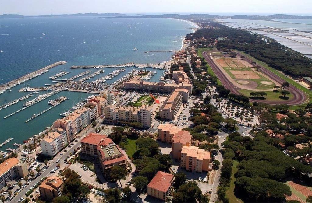 Holidays Йер Экстерьер фото